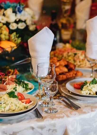 festive-table-restaurant-with-plates-glasses-cutlery-white-tablecloth_118086-497.jpg